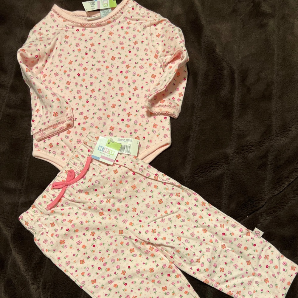 NWT Teeny Flower and Butterfly Pattern 2 Piece Set